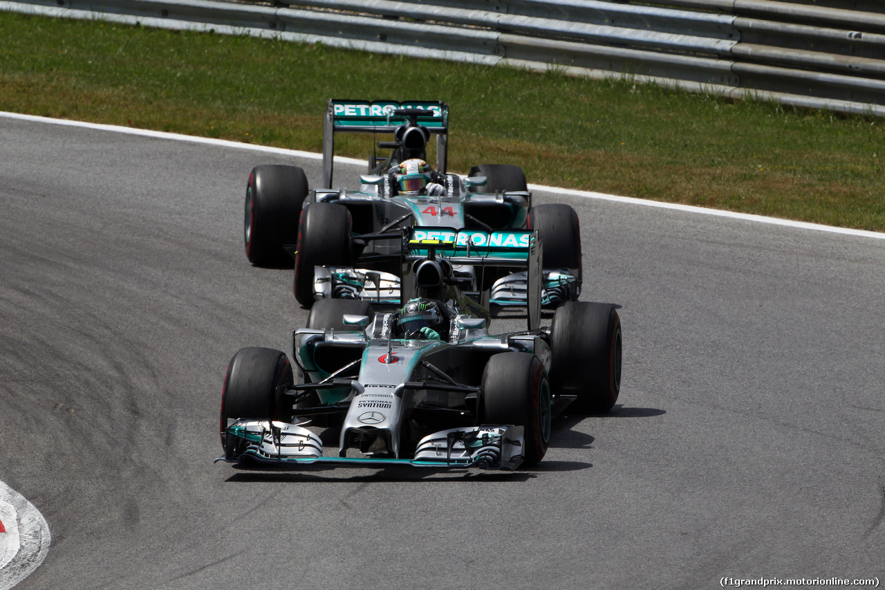GP AUSTRIA, 22.06.2014- Gara, Nico Rosberg (GER) Mercedes AMG F1 W05 davanti a Lewis Hamilton (GBR) Mercedes AMG F1 W05