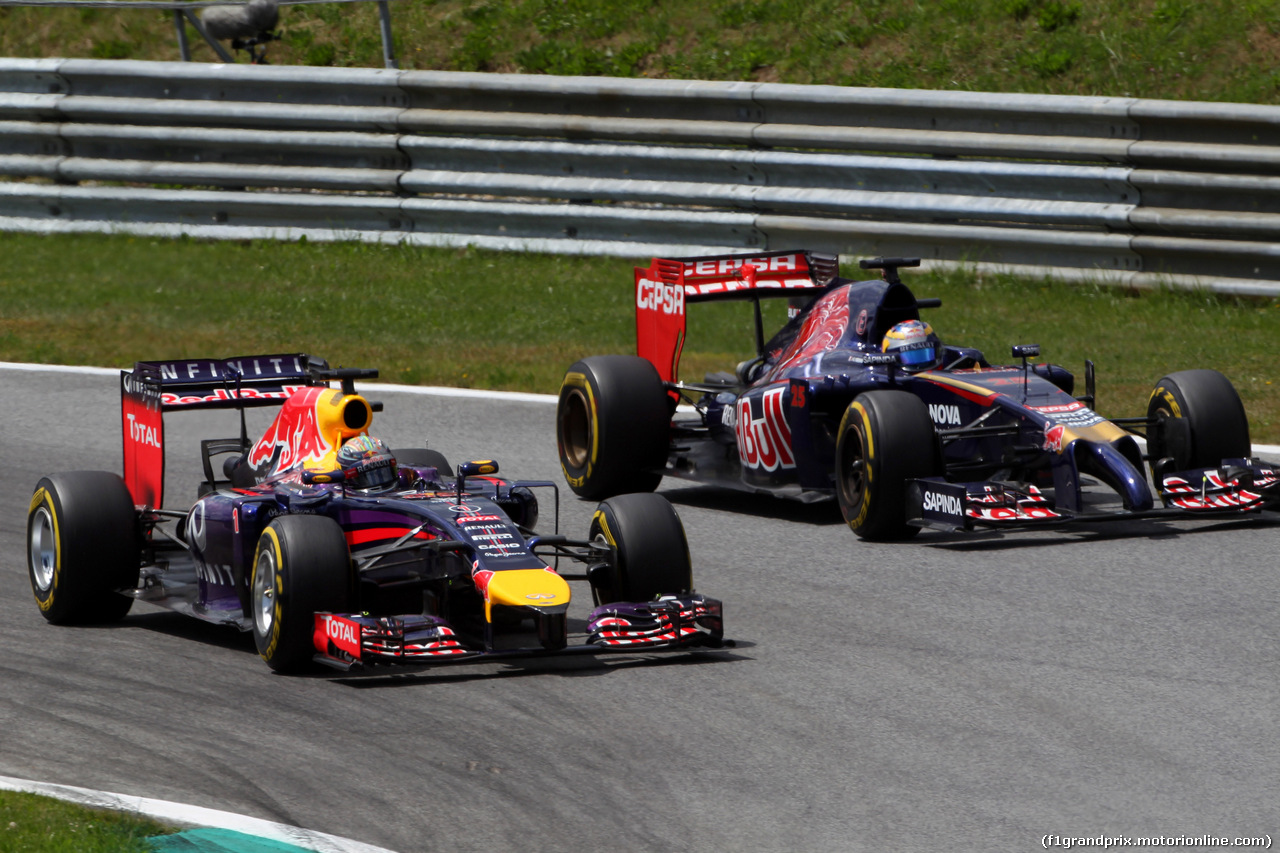 GP AUSTRIA, 22.06.2014- Gara, Sebastian Vettel (GER) Red Bull Racing RB10 e Jean-Eric Vergne (FRA) Scuderia Toro Rosso STR9