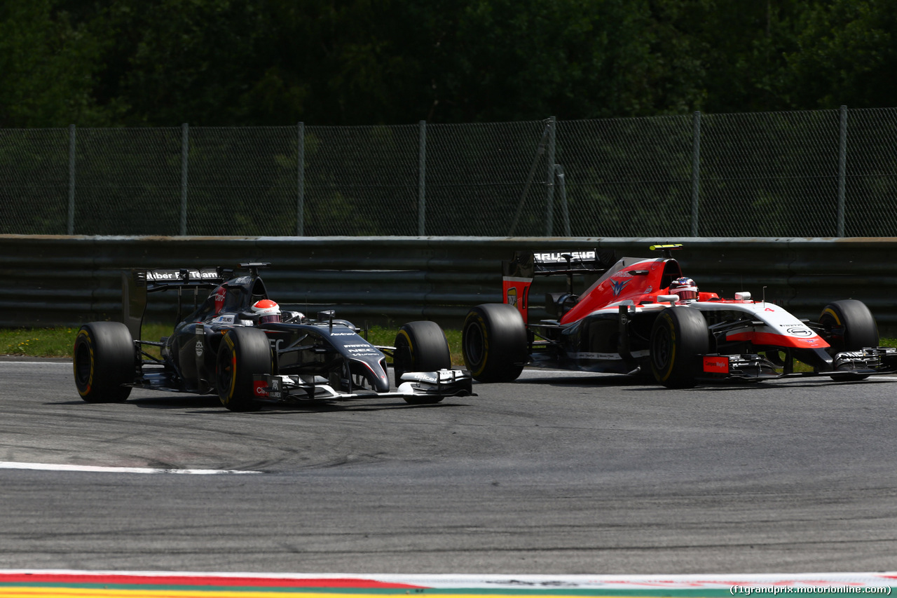 GP AUSTRIA, 22.06.2014- Gara, Adrian Sutil (GER) Sauber F1 Team C33 e Max Chilton (GBR), Marussia F1 Team MR03
