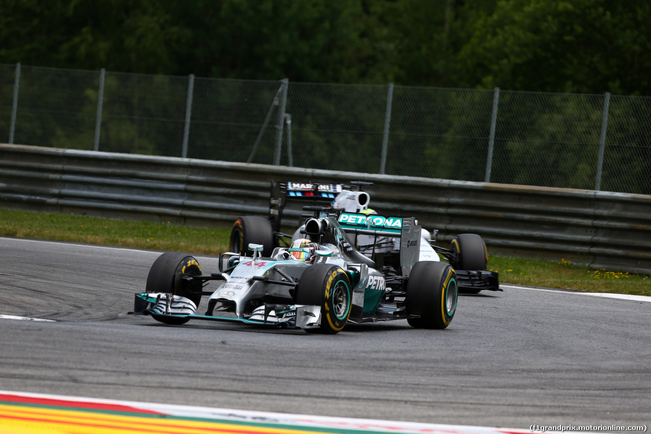 GP AUSTRIA, 22.06.2014- Gara, Lewis Hamilton (GBR) Mercedes AMG F1 W05 davanti a Valtteri Bottas (FIN) Williams F1 Team FW36