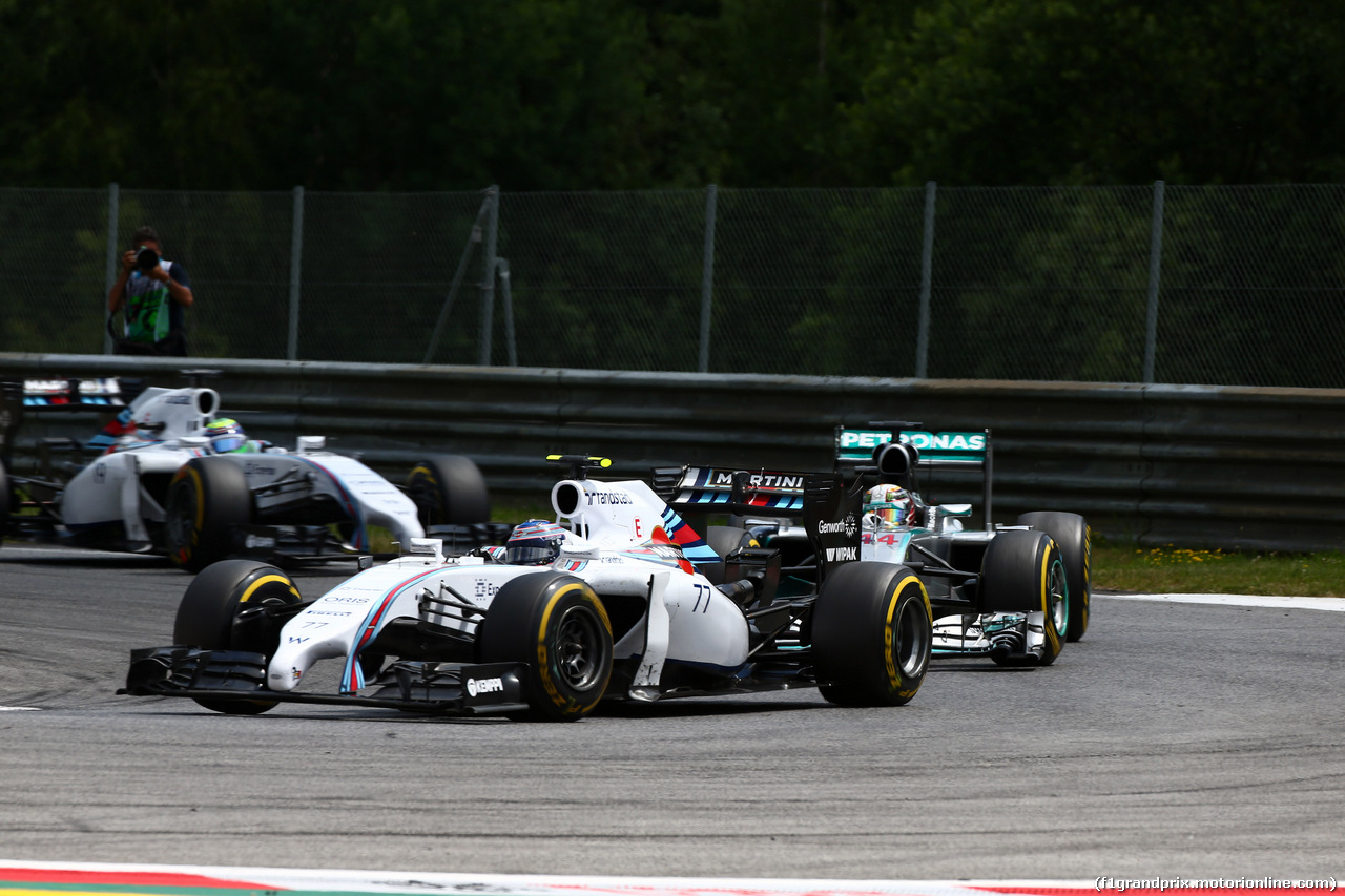 GP AUSTRIA, 22.06.2014- Gara, Valtteri Bottas (FIN) Williams F1 Team FW36 davanti a Lewis Hamilton (GBR) Mercedes AMG F1 W05