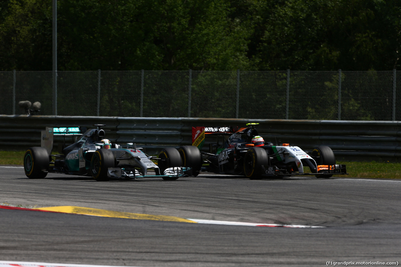 GP AUSTRIA, 22.06.2014- Gara, Lewis Hamilton (GBR) Mercedes AMG F1 W05 e Sergio Perez (MEX) Sahara Force India F1 VJM07