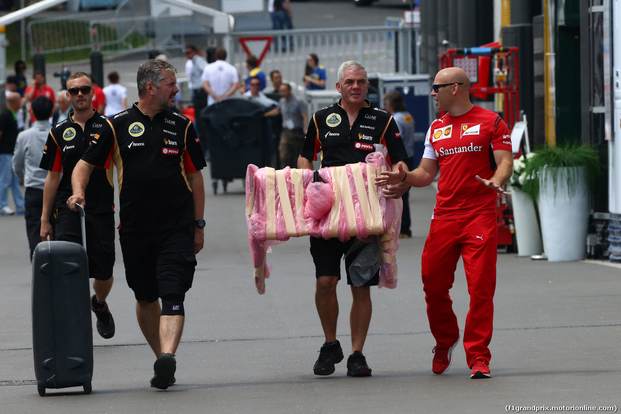 GP AUSTRIA, 19.06.2014- Mechanics in the paddock