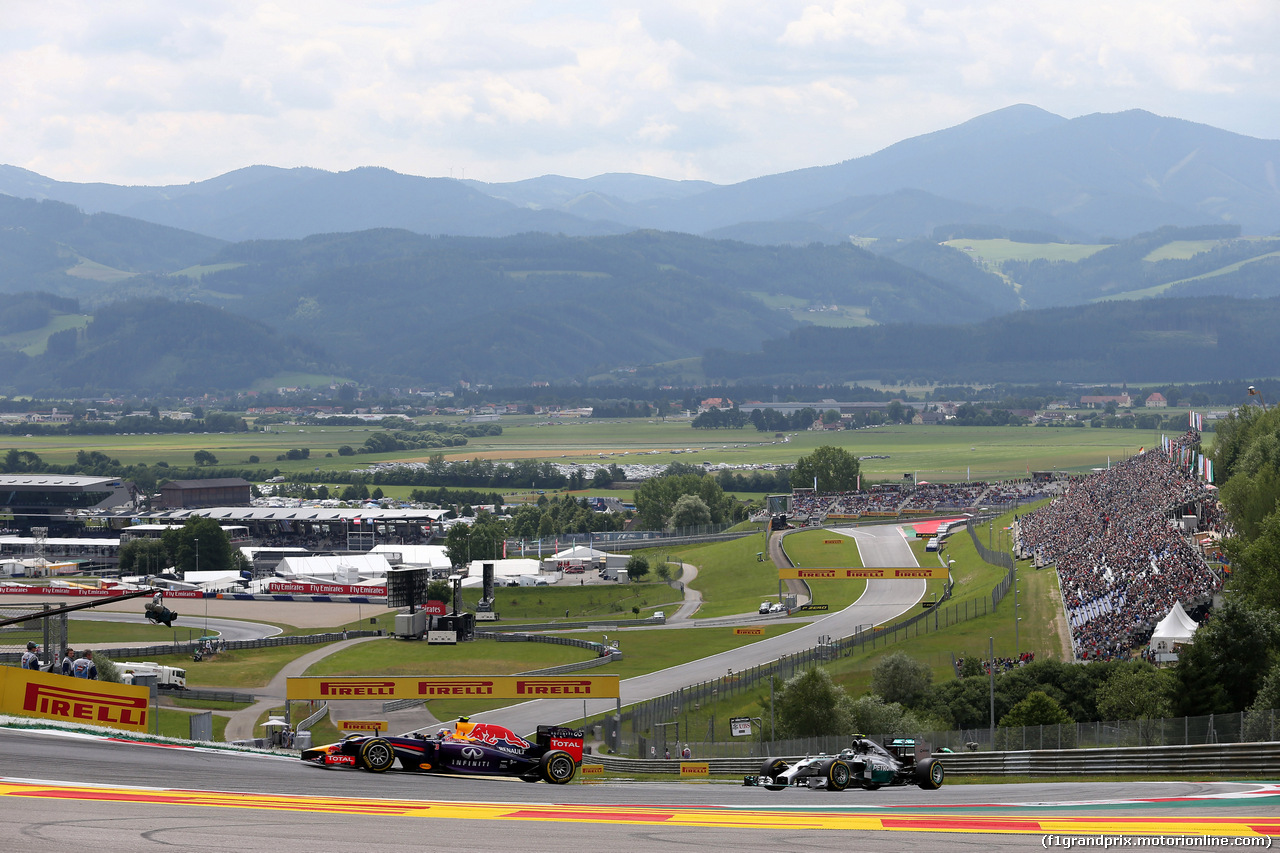 GP AUSTRIA, 21.06.2014- Prove Libere 3, Daniel Ricciardo (AUS) Red Bull Racing RB10 e Nico Rosberg (GER) Mercedes AMG F1 W05