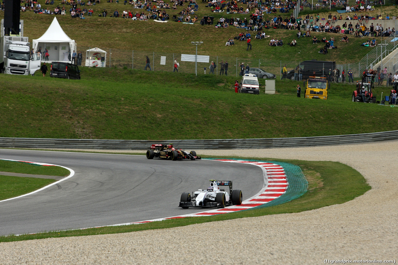 GP AUSTRIA, 21.06.2014- Prove Libere 3, Valtteri Bottas (FIN) Williams F1 Team FW36 davanti a Pastor Maldonado (VEN) Lotus F1 Team E22