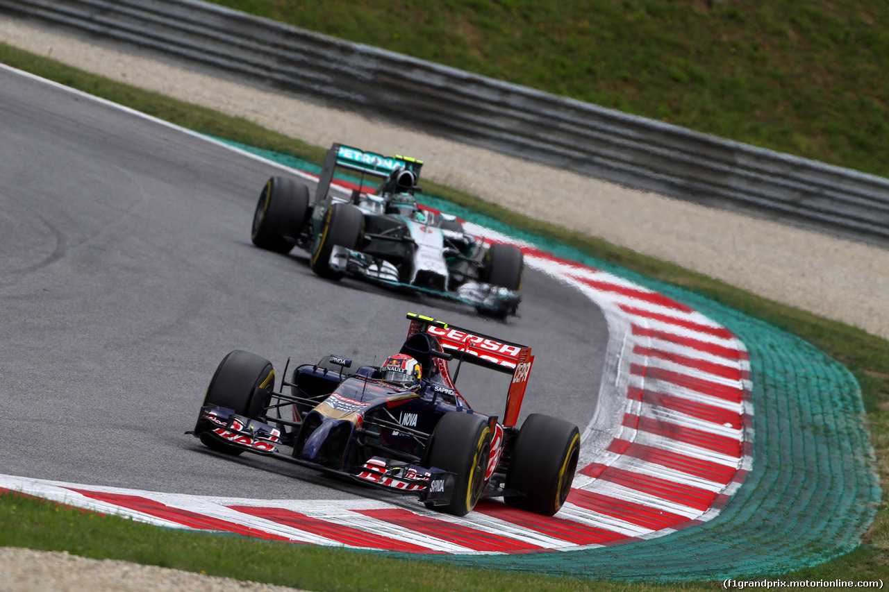 GP AUSTRIA, 21.06.2014- Prove Libere 3, Daniil Kvyat (RUS) Scuderia Toro Rosso STR9 davanti a Nico Rosberg (GER) Mercedes AMG F1 W05