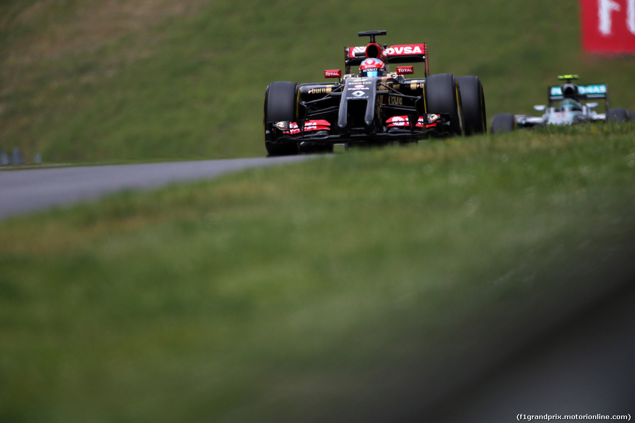 GP AUSTRIA, 21.06.2014- Prove Libere 3, Romain Grosjean (FRA) Lotus F1 Team E22 e Nico Rosberg (GER) Mercedes AMG F1 W05