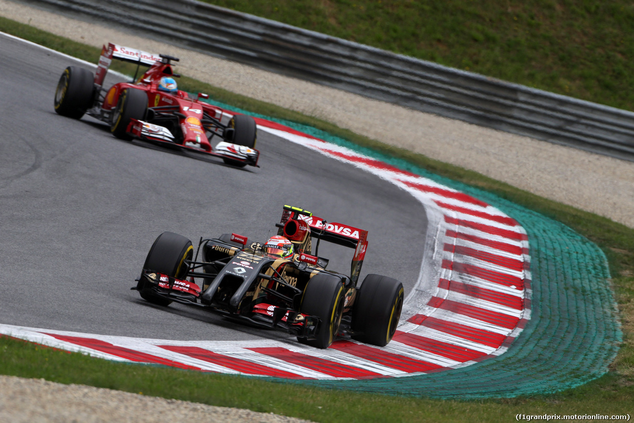 GP AUSTRIA, 21.06.2014- Prove Libere 3, Pastor Maldonado (VEN) Lotus F1 Team E22 davanti a Fernando Alonso (ESP) Ferrari F14-T
