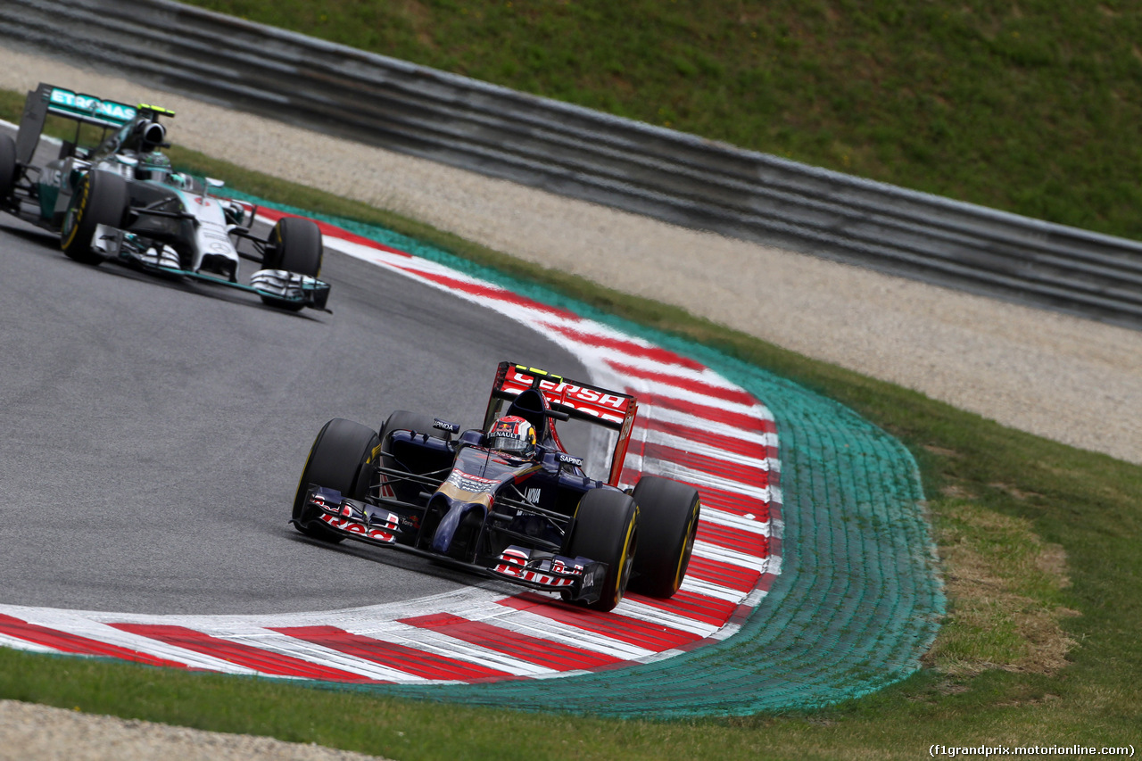 GP AUSTRIA, 21.06.2014- Prove Libere 3, Daniil Kvyat (RUS) Scuderia Toro Rosso STR9 davanti a Nico Rosberg (GER) Mercedes AMG F1 W05