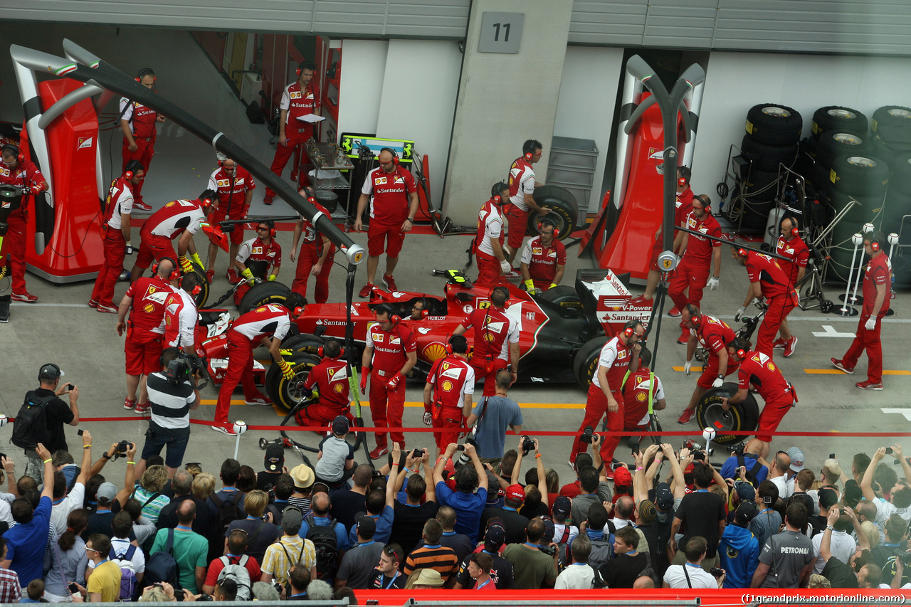 GP AUSTRIA, 19.06.2014- Mechanics Ferrari e the fans