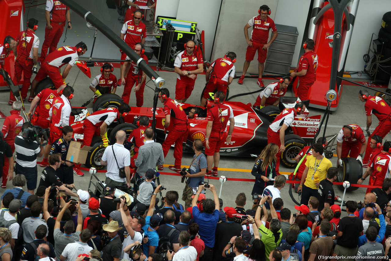 GP AUSTRIA, 19.06.2014- Mechanics Ferrari e the fans