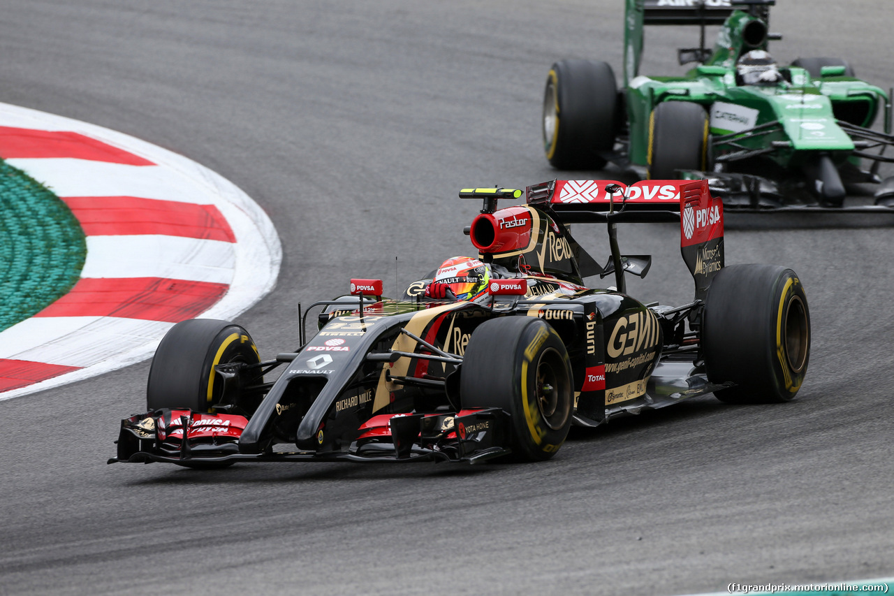 GP AUSTRIA, 20.06.2014- Prove Libere 1, Pastor Maldonado (VEN) Lotus F1 Team E22 davanti a Kamui Kobayashi (JAP) Caterham F1 Team CT-04