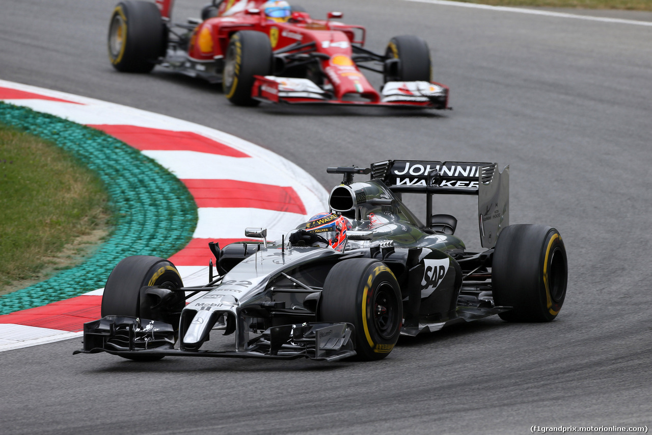 GP AUSTRIA, 20.06.2014- Prove Libere 1, Jenson Button (GBR) McLaren Mercedes MP4-29 davanti a Fernando Alonso (ESP) Ferrari F14-T