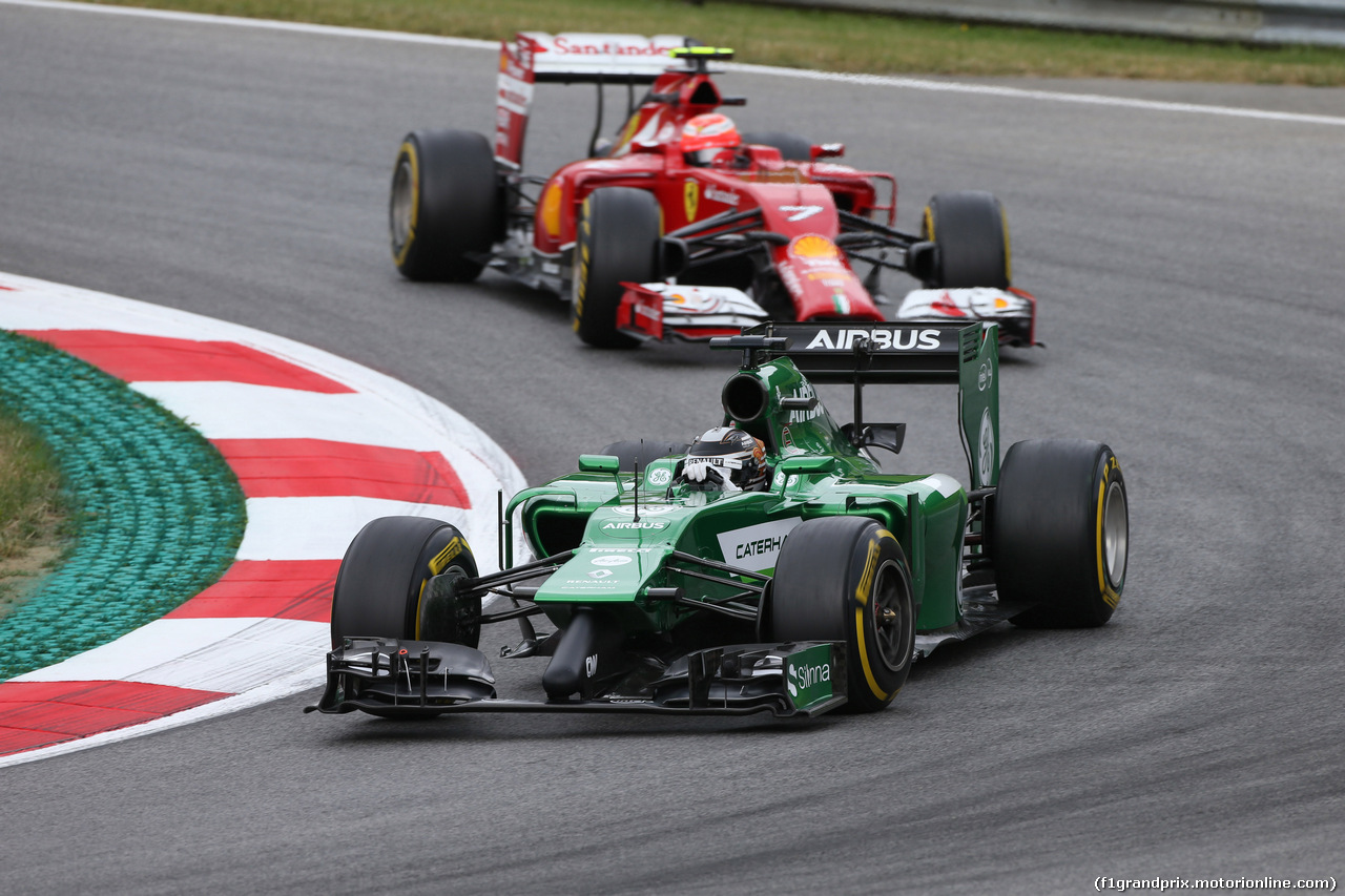 GP AUSTRIA, 20.06.2014- Prove Libere 1, Kamui Kobayashi (JAP) Caterham F1 Team CT-04 davanti a Kimi Raikkonen (FIN) Ferrari F14-T