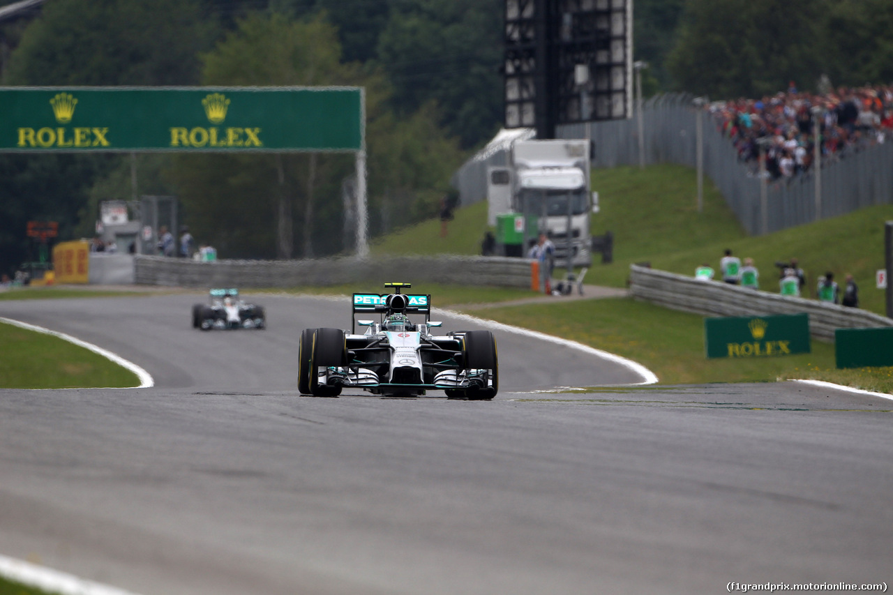 GP AUSTRIA, 20.06.2014- Prove Libere 1, Nico Rosberg (GER) Mercedes AMG F1 W05 davanti a Lewis Hamilton (GBR) Mercedes AMG F1 W05