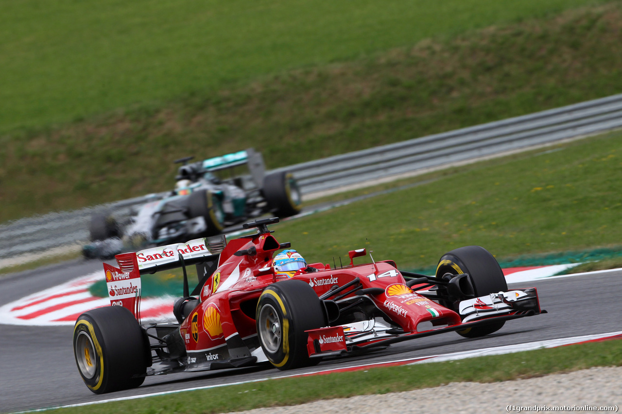 GP AUSTRIA, 20.06.2014- Prove Libere 2, Fernando Alonso (ESP) Ferrari F14-T davanti a Lewis Hamilton (GBR) Mercedes AMG F1 W05