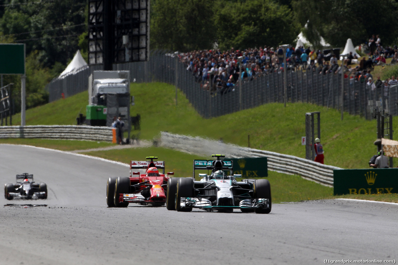 GP AUSTRIA, 20.06.2014- Prove Libere 2, Nico Rosberg (GER) Mercedes AMG F1 W05 davanti a Kimi Raikkonen (FIN) Ferrari F14-T