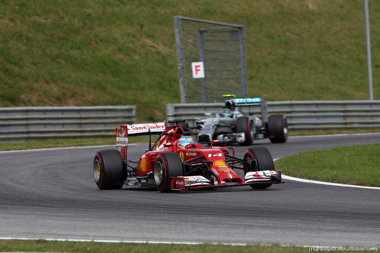 GP AUSTRIA, 20.06.2014- Prove Libere 2, Fernando Alonso (ESP) Ferrari F14-T davanti a Nico Rosberg (GER) Mercedes AMG F1 W05