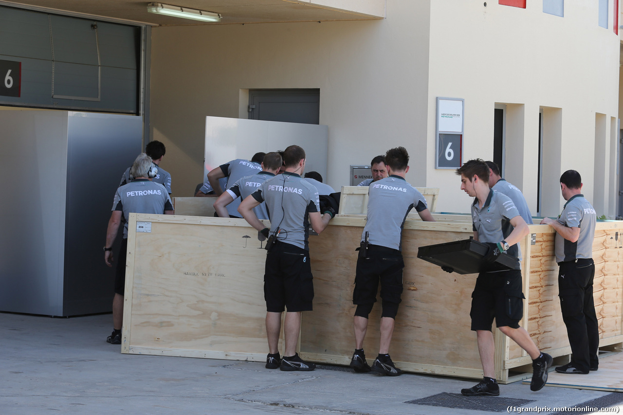 GP BAHRAIN, 06.04.2015- Mercedes team at work