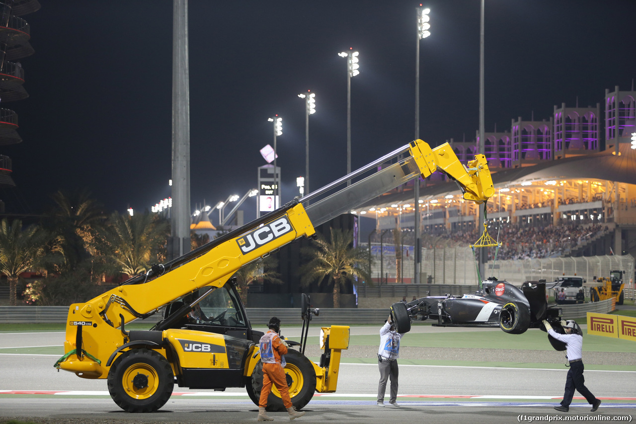 GP BAHRAIN, 06.04.2014- Gara, Esteban Gutierrez (MEX) Sauber F1 Team C33 after the crash