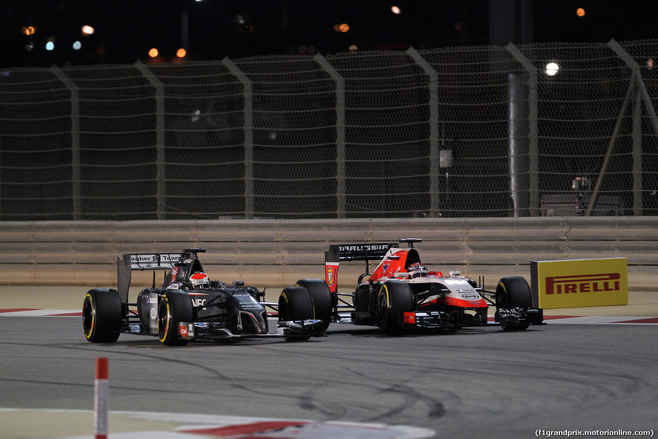 GP BAHRAIN, 06.04.2014- Gara, Adrian Sutil (GER) Sauber F1 Team C33 e Jules Bianchi (FRA) Marussia F1 Team MR03