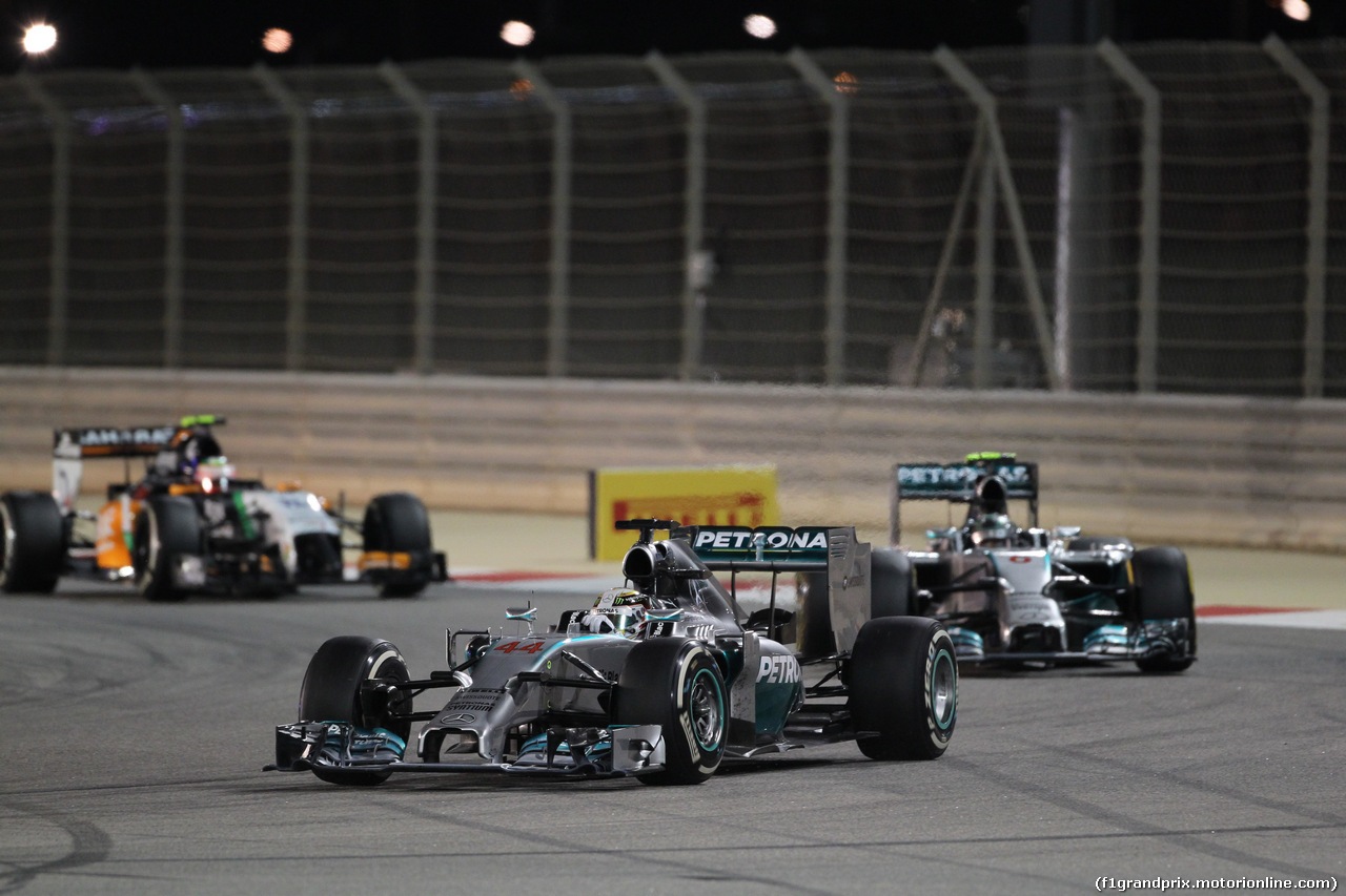 GP BAHRAIN, 06.04.2014- Gara, Lewis Hamilton (GBR) Mercedes AMG F1 W05 fighting with Nico Rosberg (GER) Mercedes AMG F1 W05