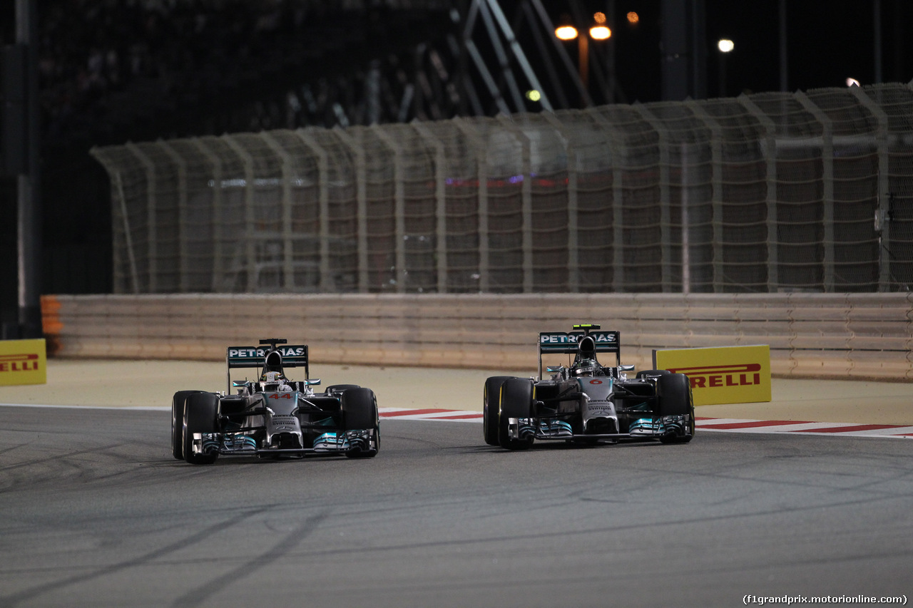 GP BAHRAIN, 06.04.2014- Gara, Lewis Hamilton (GBR) Mercedes AMG F1 W05 fighting with Nico Rosberg (GER) Mercedes AMG F1 W05