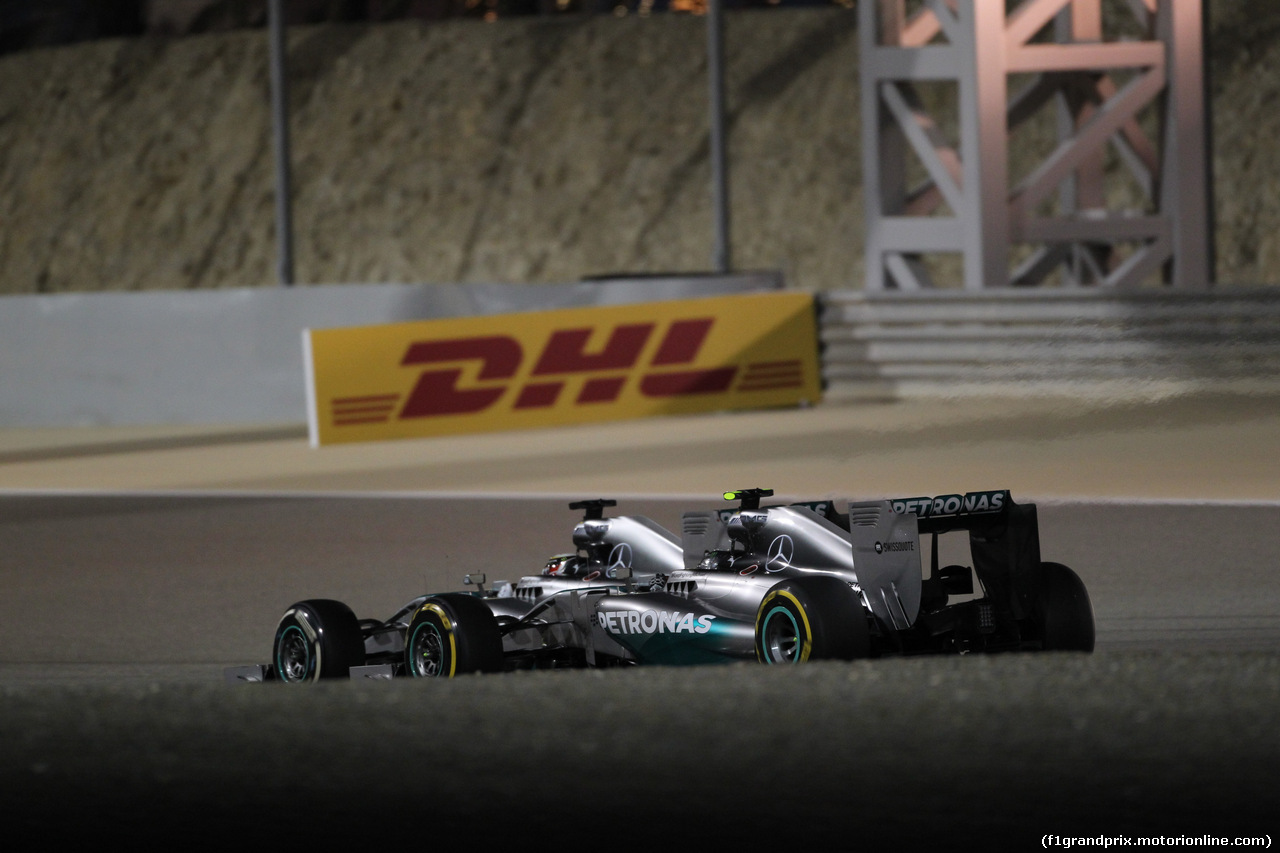 GP BAHRAIN, 06.04.2014- Gara, Lewis Hamilton (GBR) Mercedes AMG F1 W05 fighting with Nico Rosberg (GER) Mercedes AMG F1 W05