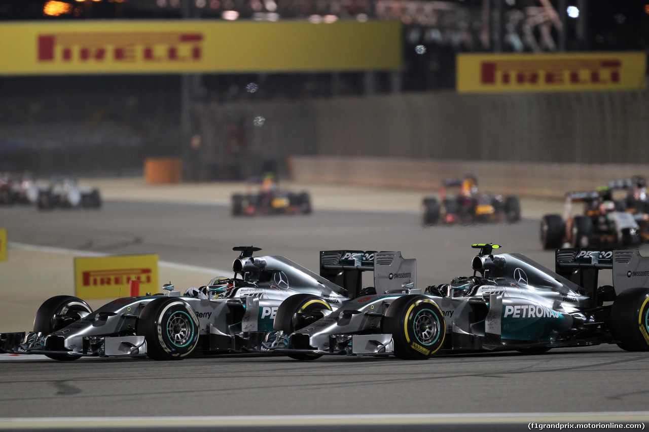 GP BAHRAIN, 06.04.2014- Gara, Lewis Hamilton (GBR) Mercedes AMG F1 W05 fighting with Nico Rosberg (GER) Mercedes AMG F1 W05