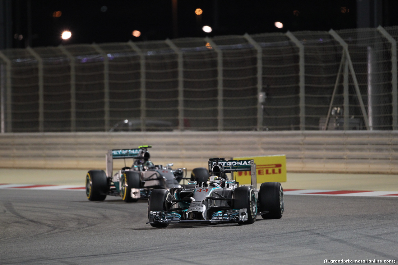 GP BAHRAIN, 06.04.2014- Gara, Lewis Hamilton (GBR) Mercedes AMG F1 W05 fighting with Nico Rosberg (GER) Mercedes AMG F1 W05