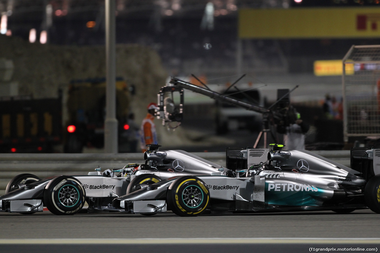 GP BAHRAIN, 06.04.2014- Gara, Lewis Hamilton (GBR) Mercedes AMG F1 W05 fighting with Nico Rosberg (GER) Mercedes AMG F1 W05