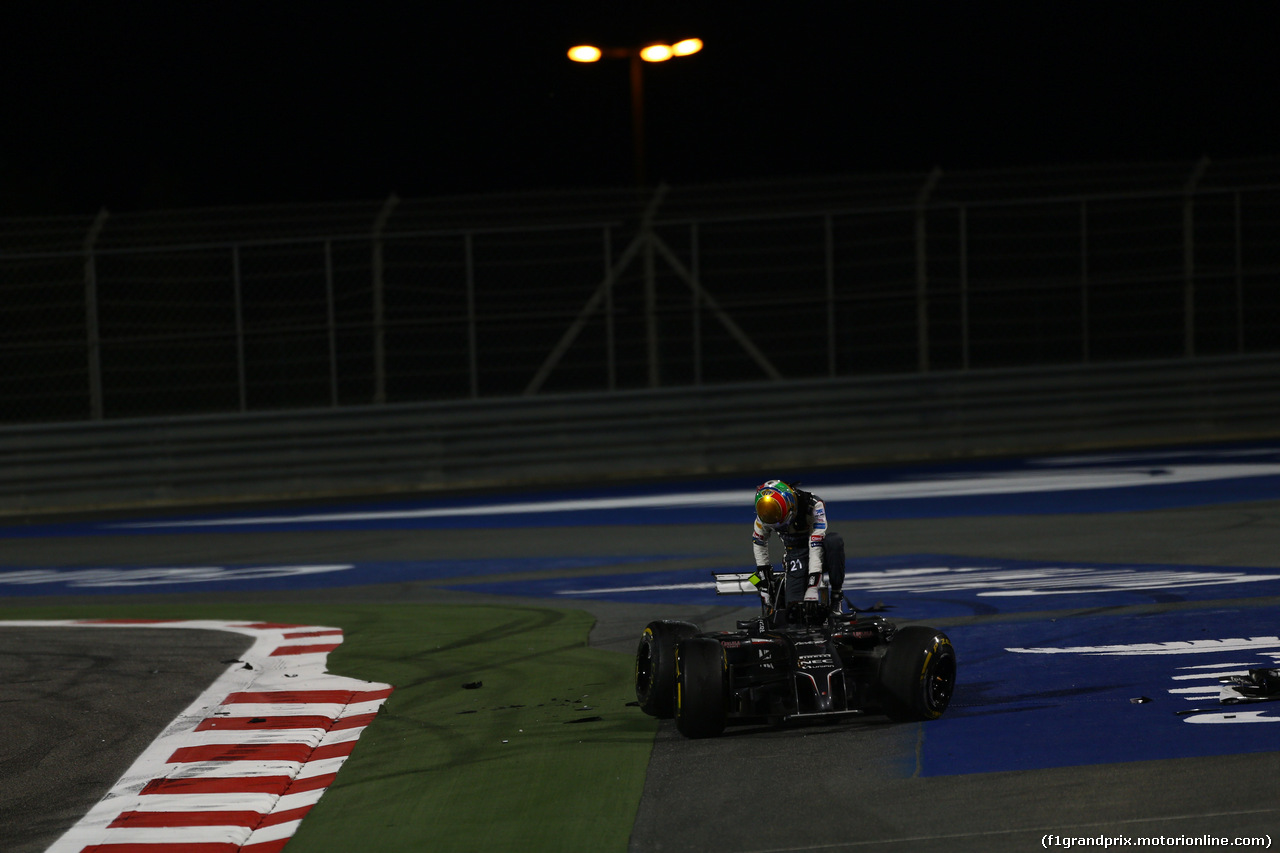 GP BAHRAIN, 06.04.2014- Gara, 21 crash, Esteban Gutierrez (MEX), Sauber F1 Team C33