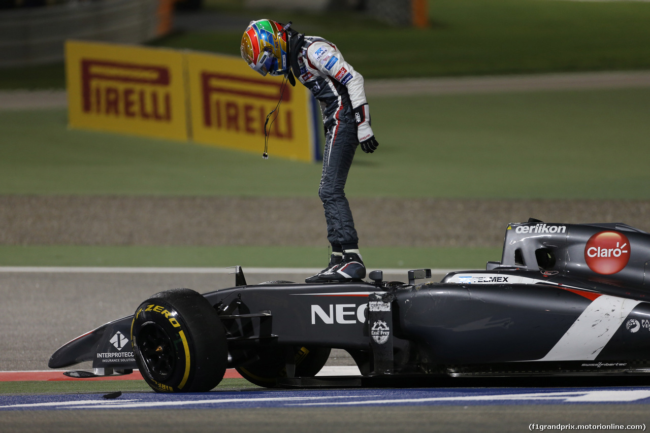 GP BAHRAIN, 06.04.2014- Gara, 21 crash, Esteban Gutierrez (MEX), Sauber F1 Team C33