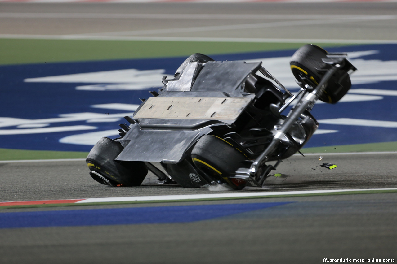 GP BAHRAIN, 06.04.2014- Gara, 21 crash, Esteban Gutierrez (MEX), Sauber F1 Team C33