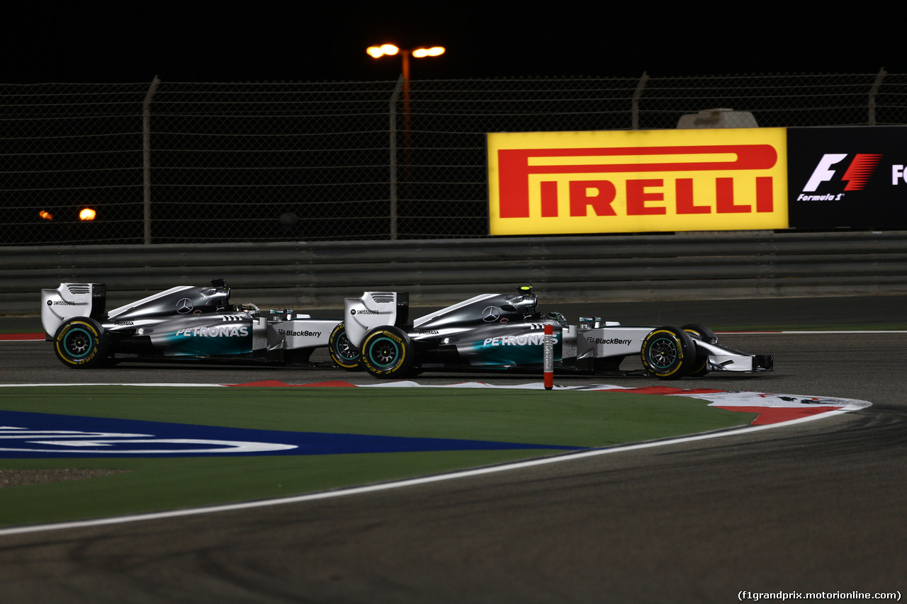 GP BAHRAIN, 06.04.2014- Gara, Nico Rosberg (GER) Mercedes AMG F1 W05 in fight with Lewis Hamilton (GBR) Mercedes AMG F1 W05