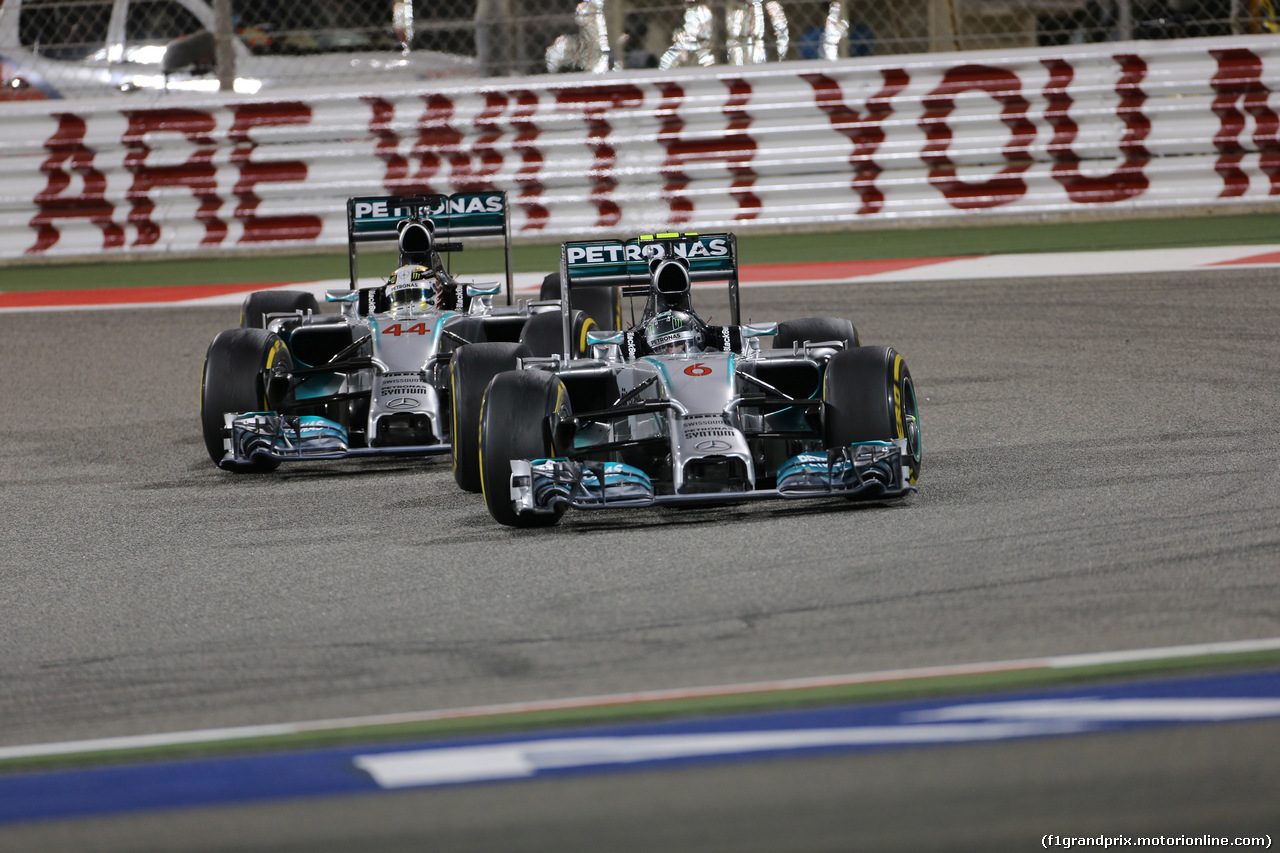 GP BAHRAIN, 06.04.2014- Gara, Nico Rosberg (GER) Mercedes AMG F1 W05 in fight with Lewis Hamilton (GBR) Mercedes AMG F1 W05