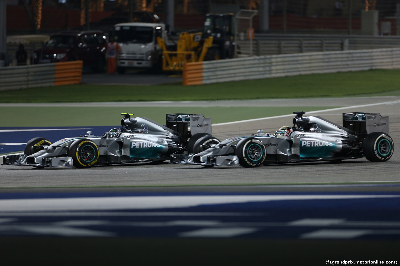 GP BAHRAIN, 06.04.2014- Gara, Nico Rosberg (GER) Mercedes AMG F1 W05 in fight with Lewis Hamilton (GBR) Mercedes AMG F1 W05