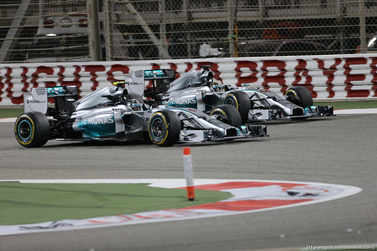 GP BAHRAIN, 06.04.2014- Gara, Nico Rosberg (GER) Mercedes AMG F1 W05 in fight with Lewis Hamilton (GBR) Mercedes AMG F1 W05