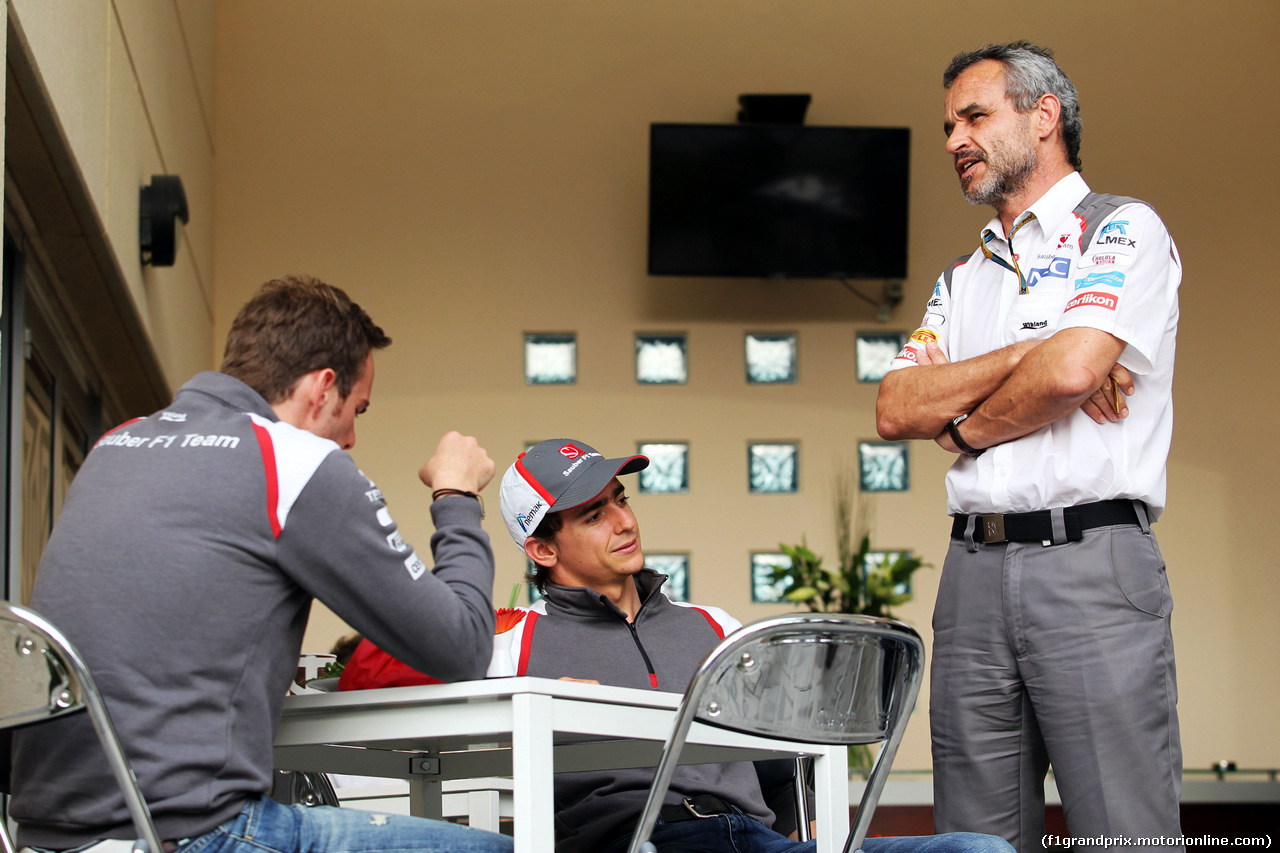 GP BAHRAIN, (L to R): Giedo van der Garde (NLD) Sauber Reserve Driver with Esteban Gutierrez (MEX) Sauber e Beat Zehnder (SUI) Sauber F1 Team Manager.
03.04.2014. Formula 1 World Championship, Rd 3, Bahrain Grand Prix, Sakhir, Bahrain, Preparation Day.