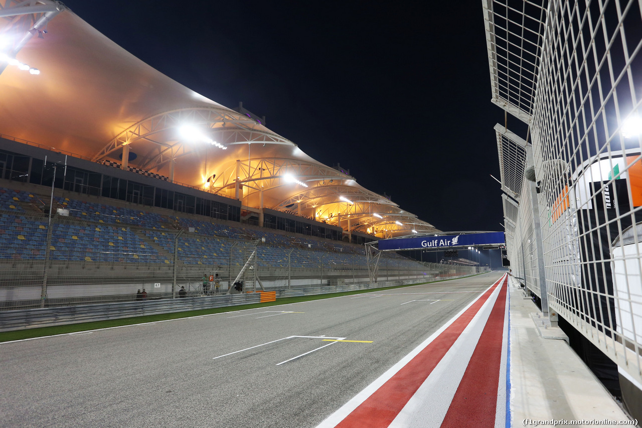 GP BAHRAIN, The pit straight under floodlights at night.
03.04.2014. Formula 1 World Championship, Rd 3, Bahrain Grand Prix, Sakhir, Bahrain, Preparation Day.