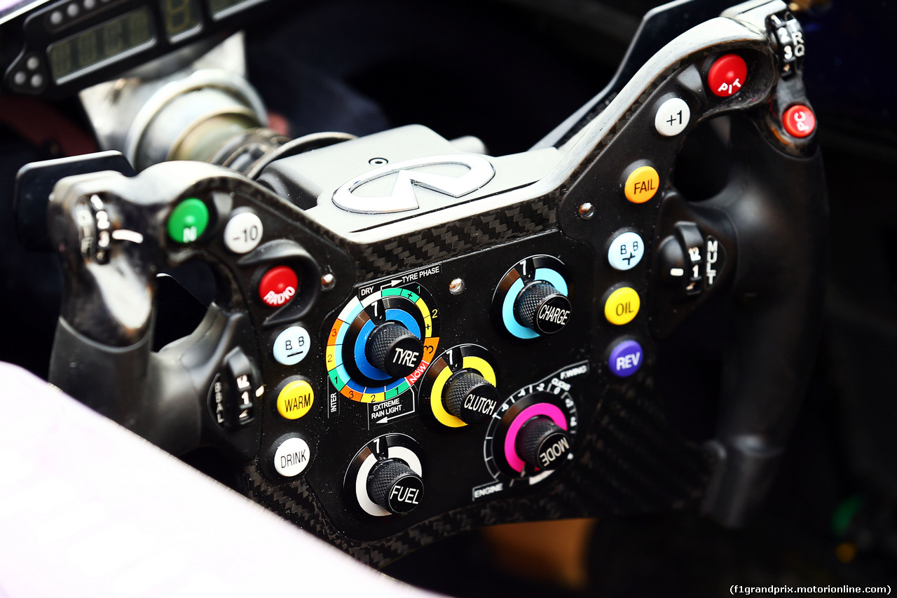 GP BAHRAIN, Red Bull Racing RB10 steering wheel.
03.04.2014. Formula 1 World Championship, Rd 3, Bahrain Grand Prix, Sakhir, Bahrain, Preparation Day.