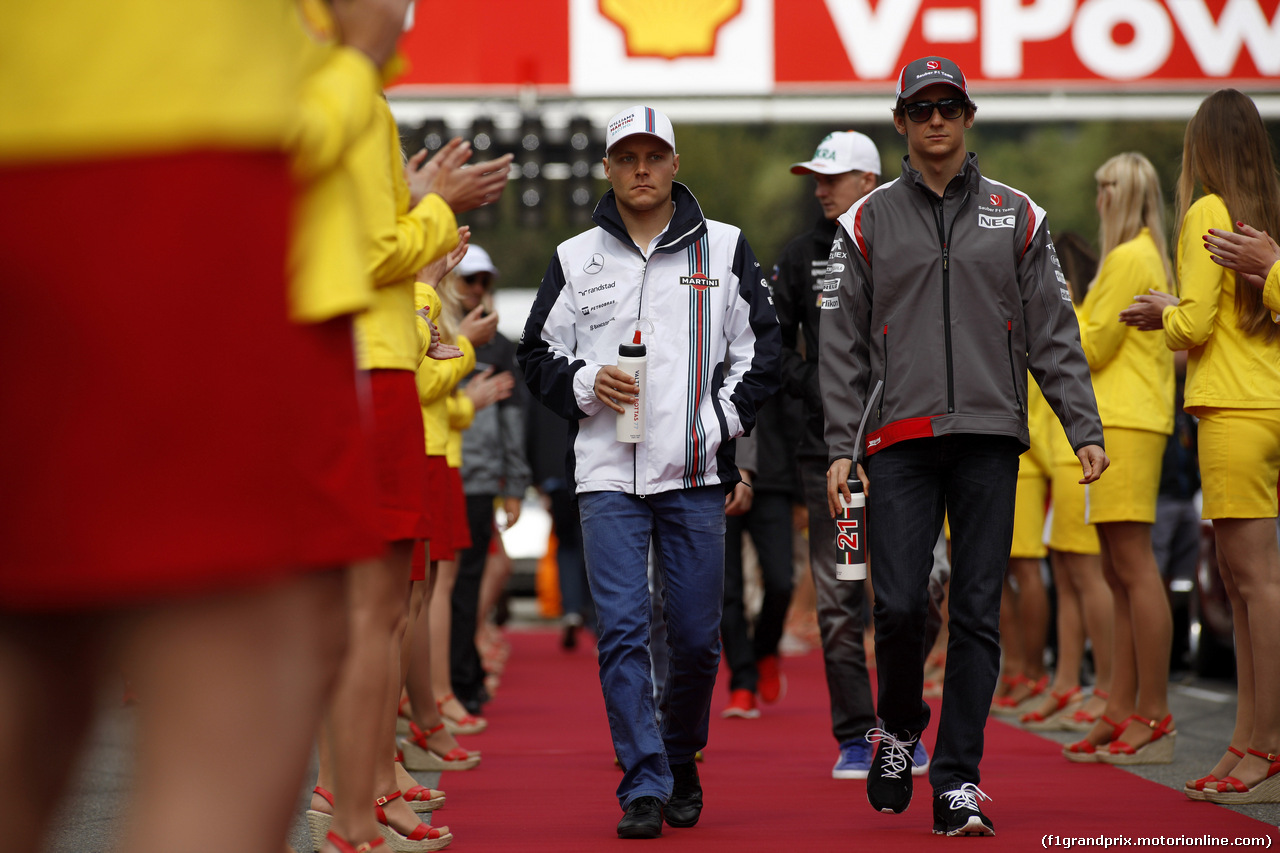 GP BELGIO, 24.08.2014- Valtteri Bottas (FIN) Williams F1 Team FW36 e Esteban Gutierrez (MEX), Sauber F1 Team C33