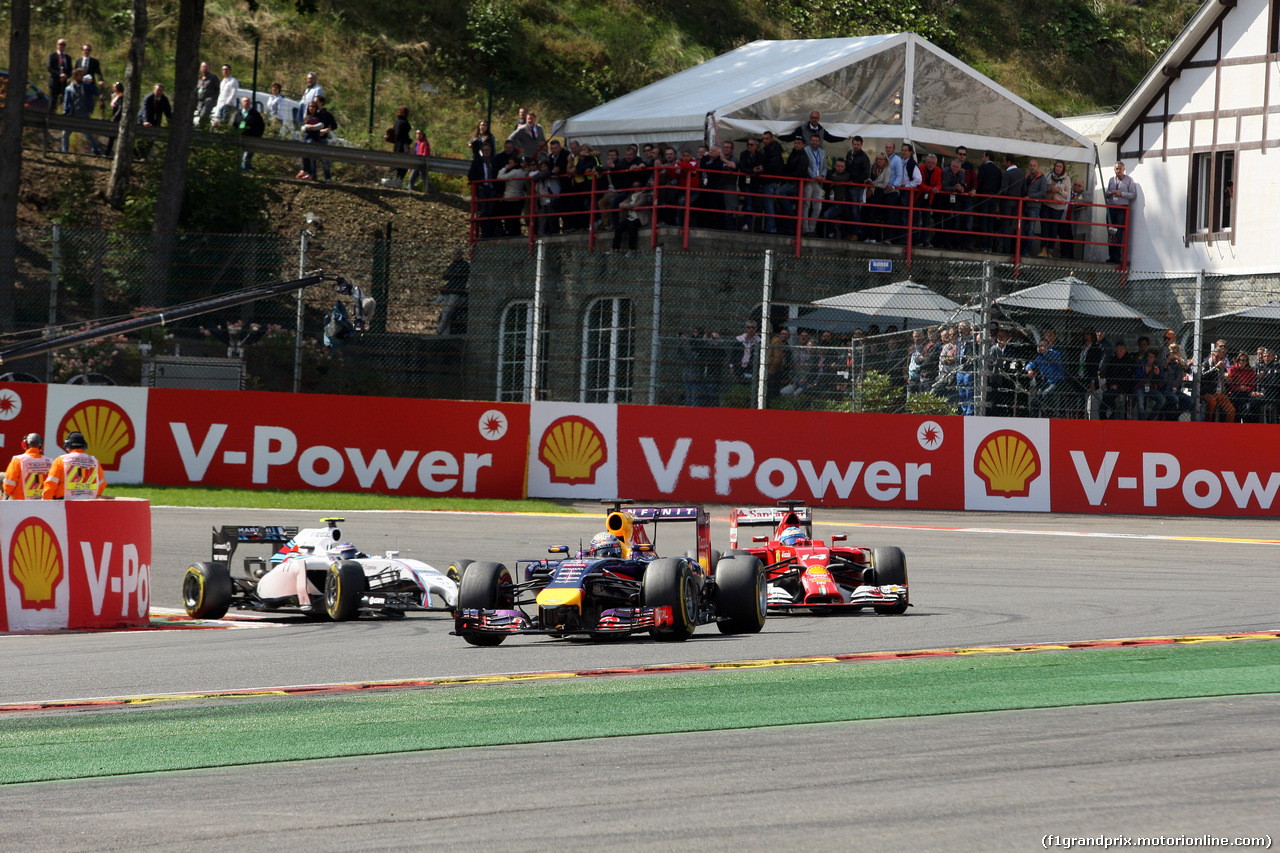 GP BELGIO, 24.08.2014- Gara, Sebastian Vettel (GER) Red Bull Racing RB10 davanti a Fernando Alonso (ESP) Ferrari F14-T