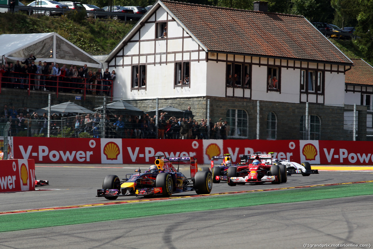 GP BELGIO, 24.08.2014- Gara, Sebastian Vettel (GER) Red Bull Racing RB10 davanti a Fernando Alonso (ESP) Ferrari F14-T
