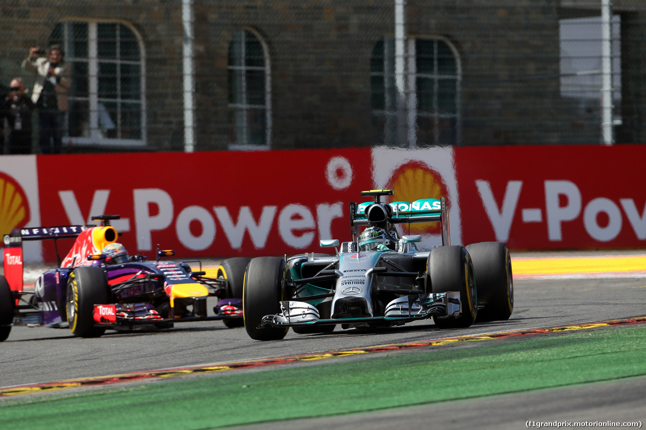 GP BELGIO, 24.08.2014- Gara, Nico Rosberg (GER) Mercedes AMG F1 W05 davanti a Sebastian Vettel (GER) Red Bull Racing RB10