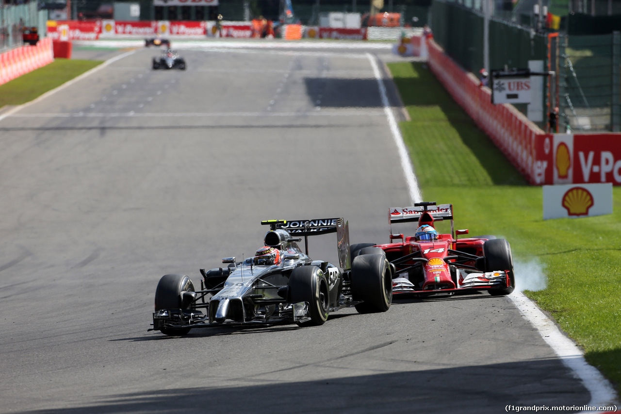 GP BELGIO, 24.08.2014-Gara, Kevin Magnussen (DEN) McLaren Mercedes MP4-29 davanti a Fernando Alonso (ESP) Ferrari F14-T