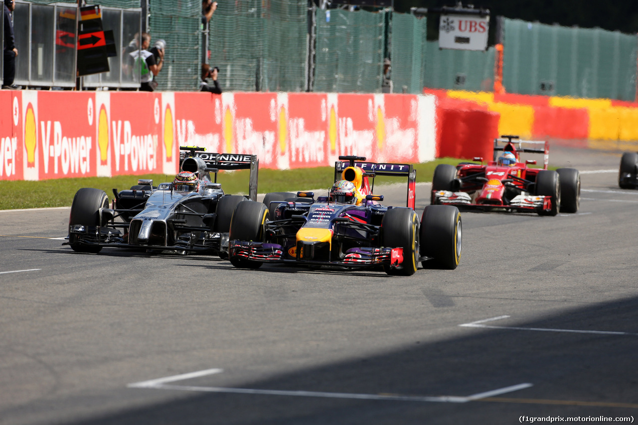 GP BELGIO, 24.08.2014-Gara, Kevin Magnussen (DEN) McLaren Mercedes MP4-29 e Sebastian Vettel (GER) Red Bull Racing RB10