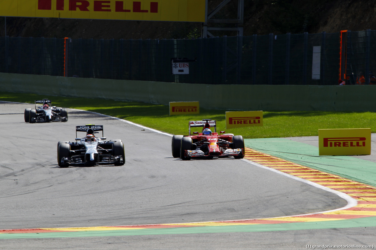 GP BELGIO, 24.08.2014- Gara, Kevin Magnussen (DEN) McLaren Mercedes MP4-29 e Fernando Alonso (ESP) Ferrari F14-T