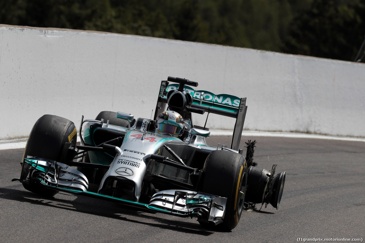 GP BELGIO, 24.08.2014- Gara, Lewis Hamilton (GBR) Mercedes AMG F1 W05 with punctured rear wheel.