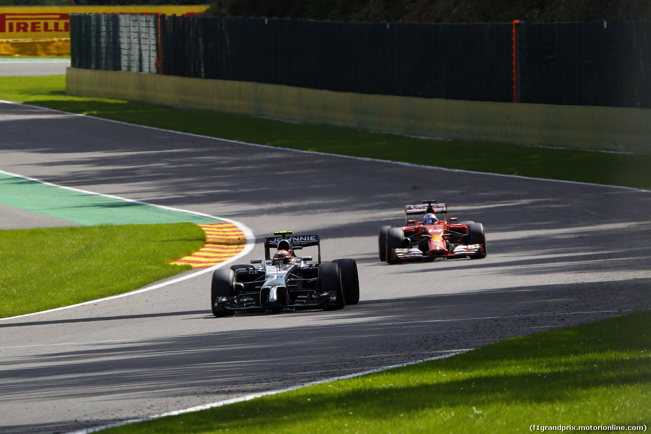 GP BELGIO, 24.08.2014- Gara, Kevin Magnussen (DEN) McLaren Mercedes MP4-29 e Fernando Alonso (ESP) Ferrari F14-T